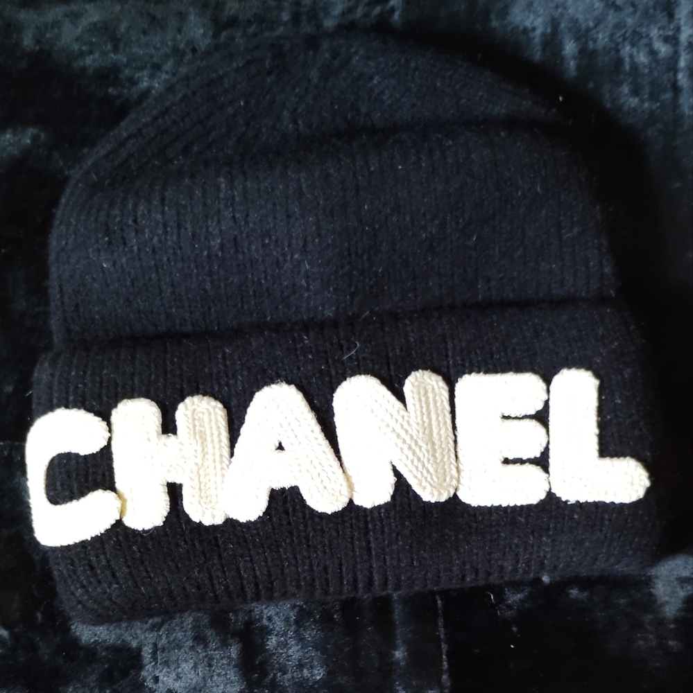 CHANEL Black and Cream Knit Scarf